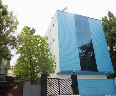 https://imgcld.yatra.com/ytimages/image/upload/t_hotel_yatra_city_desktop/v1402572976/Domestic Hotels/Hotels_Chennai/Cloud Nine Service Apartment/Exterior.jpg